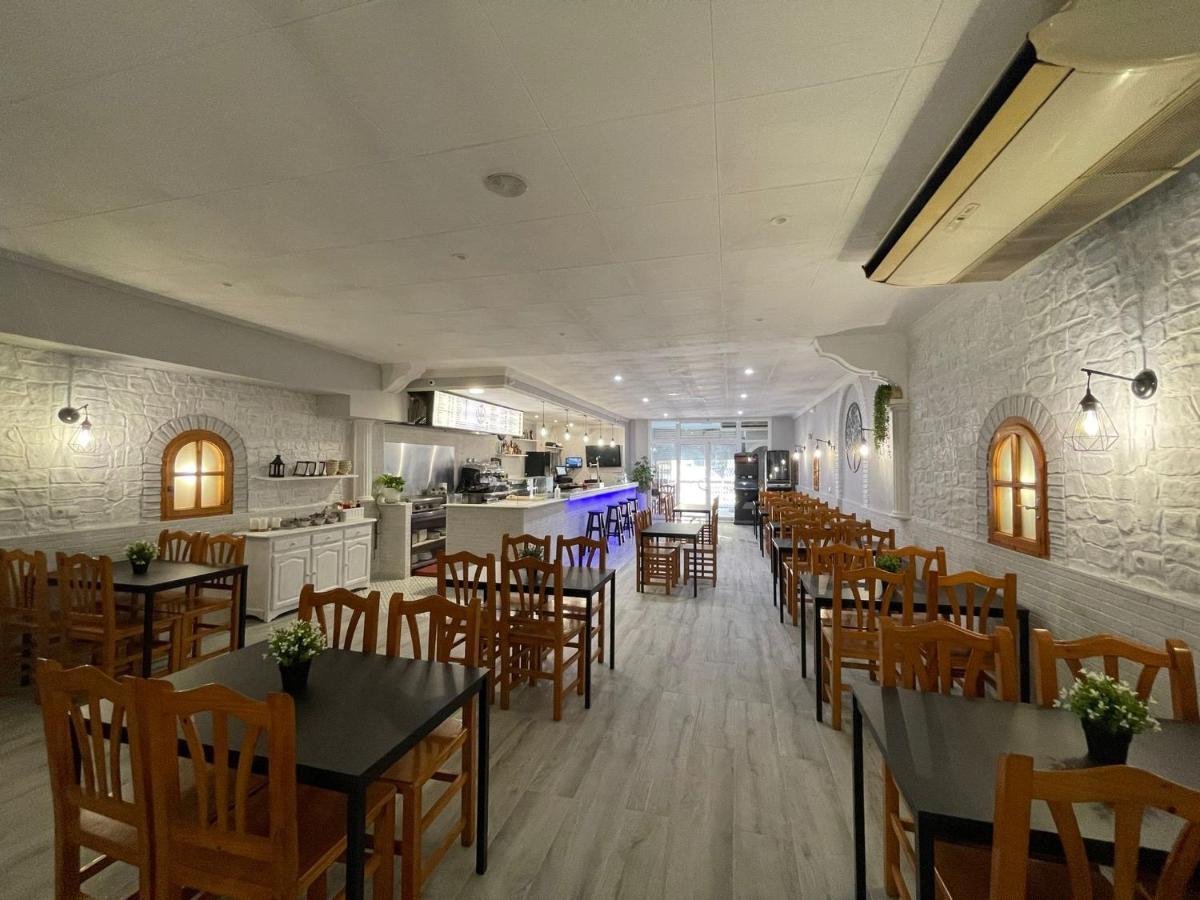 Hostal Restaurante Avenida De Madrid Terrassa Exterior foto