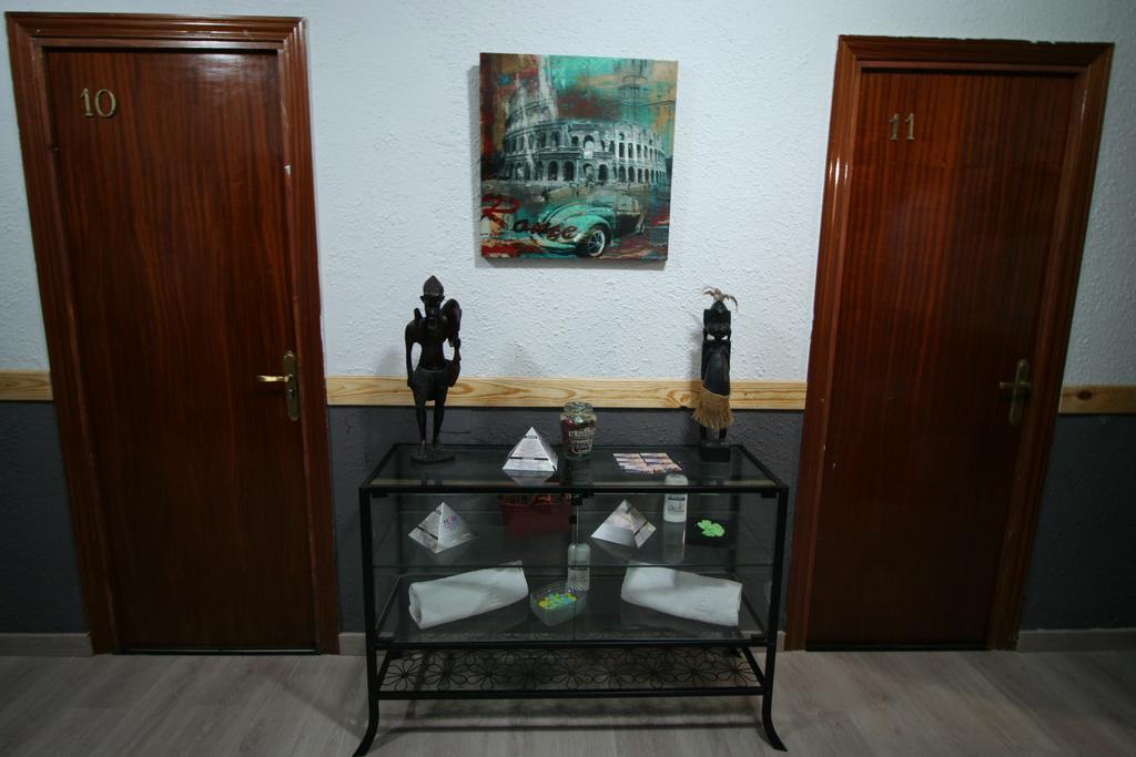 Hostal Restaurante Avenida De Madrid Terrassa Exterior foto