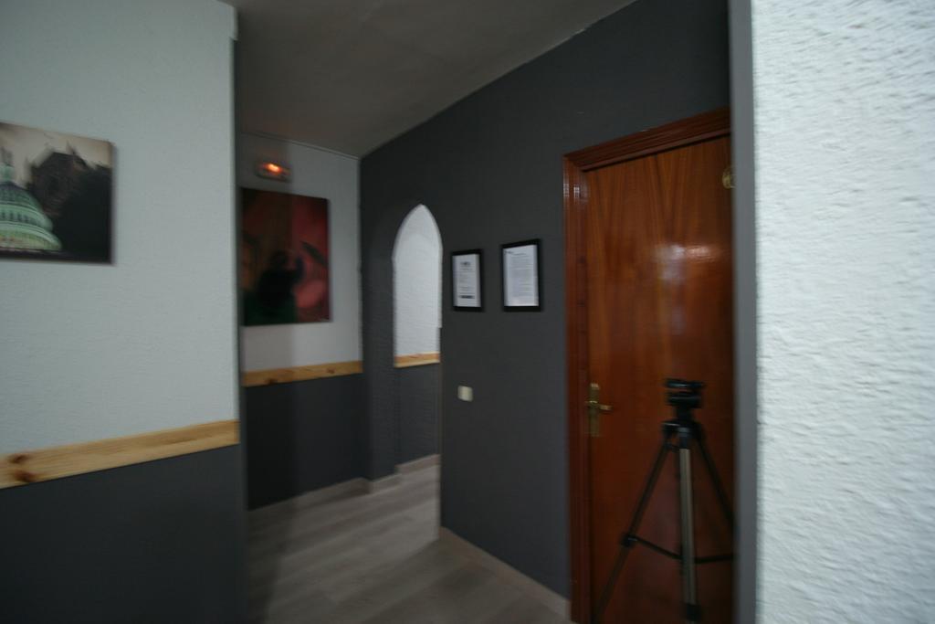 Hostal Restaurante Avenida De Madrid Terrassa Exterior foto