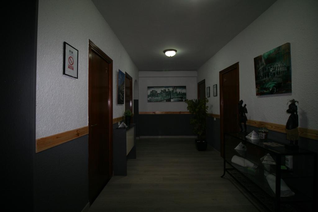 Hostal Restaurante Avenida De Madrid Terrassa Exterior foto
