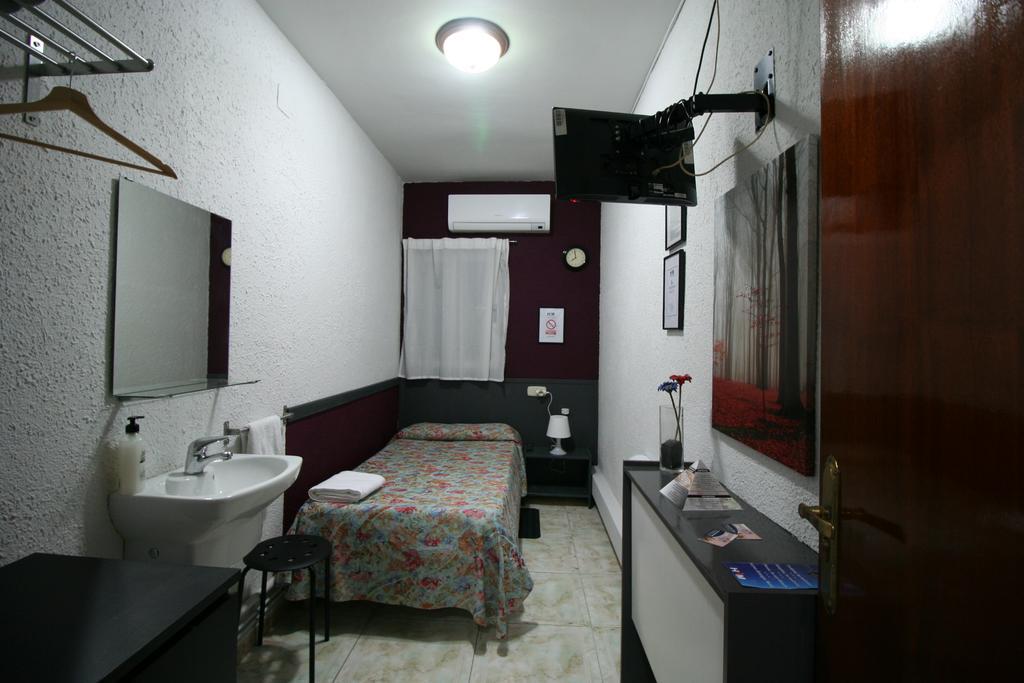 Hostal Restaurante Avenida De Madrid Terrassa Cameră foto